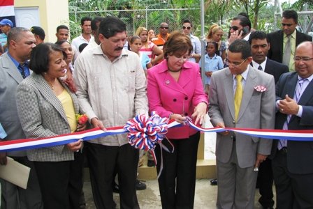 Corte de cinta en acto de Inaguración de la Escuela de Bonagua